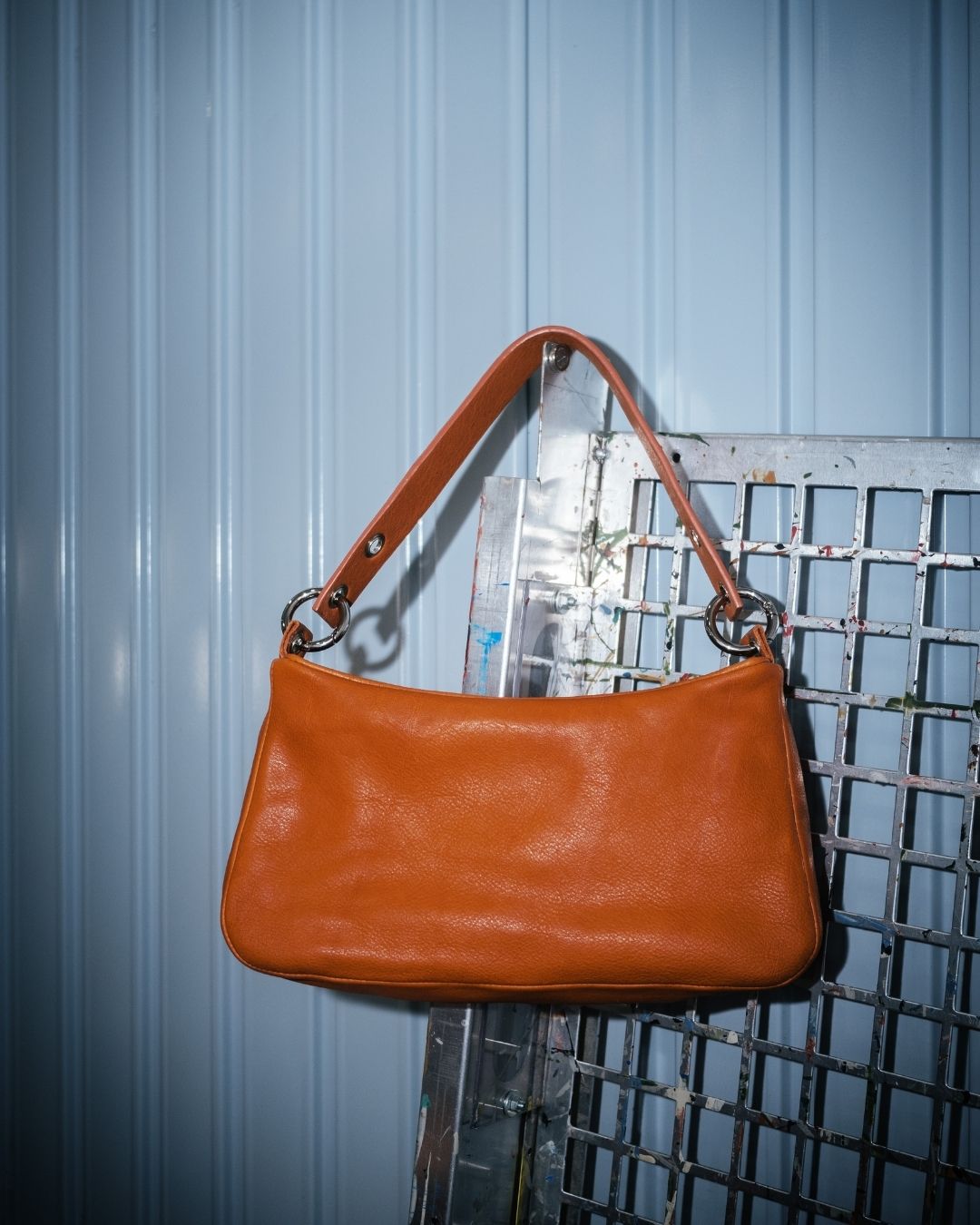 Loli - Bolso mediano en piel con correa y mosquetones multiposición