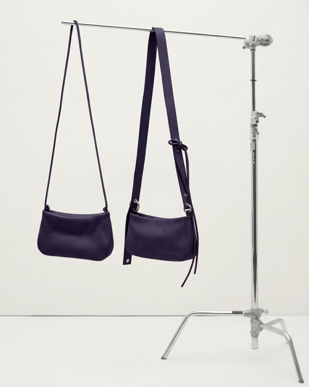 Loli - Medium leather handbag with strap and multiposition carabiners