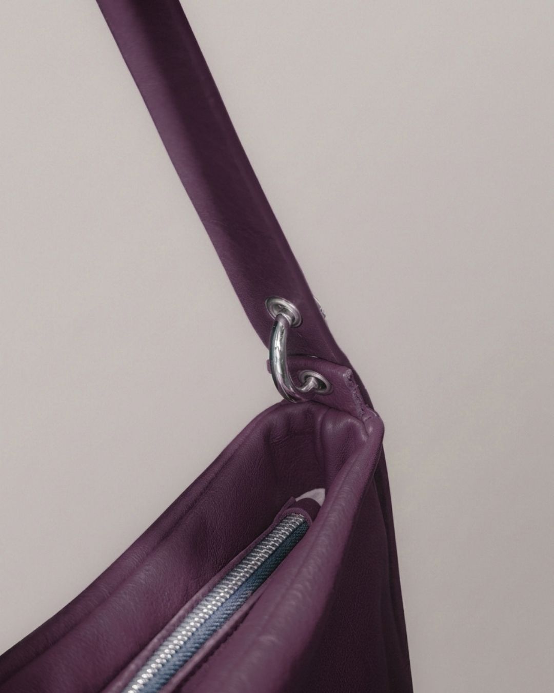 Lolita - Leather bag with strap and multiposition carabiners