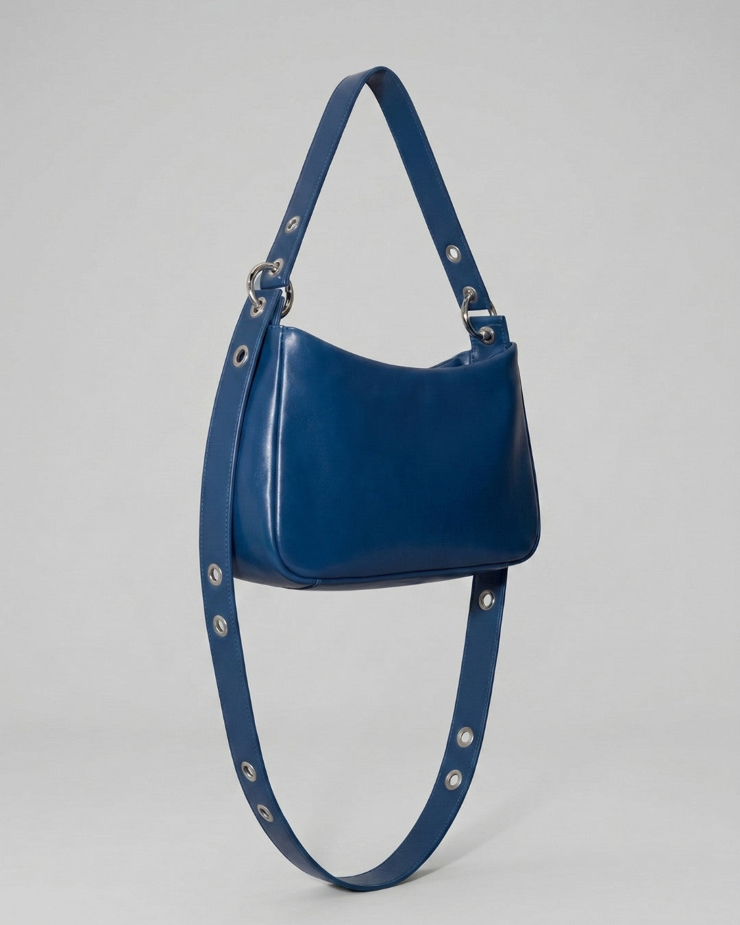 Loli - Medium leather handbag with strap and multiposition carabiners