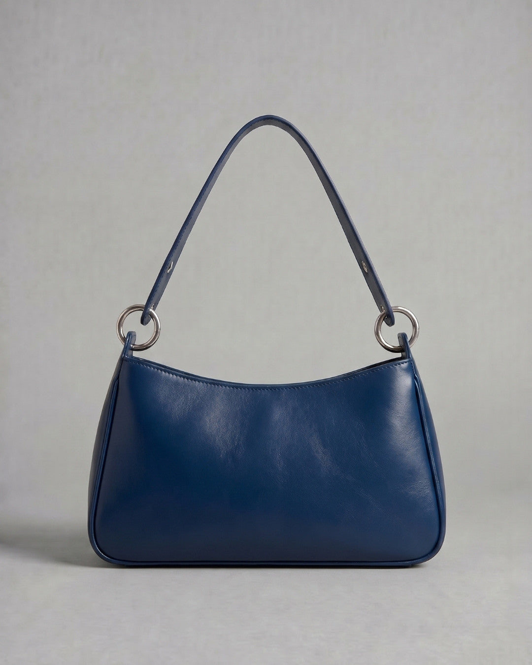 Loli - Medium leather handbag with strap and multiposition carabiners