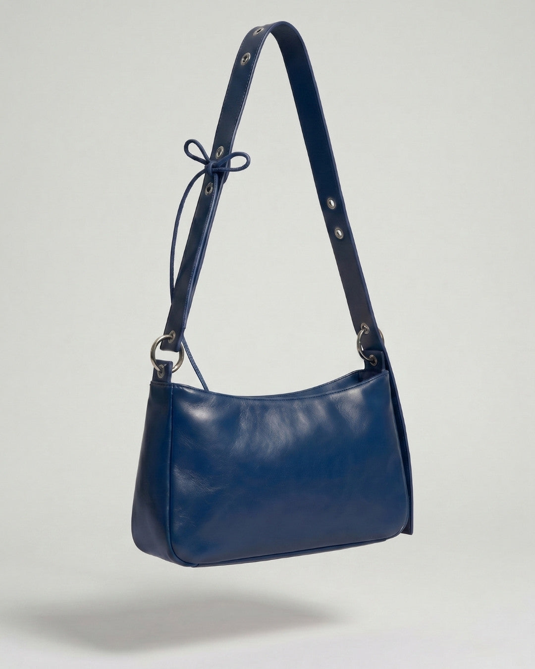 Loli - Medium leather handbag with strap and multiposition carabiners