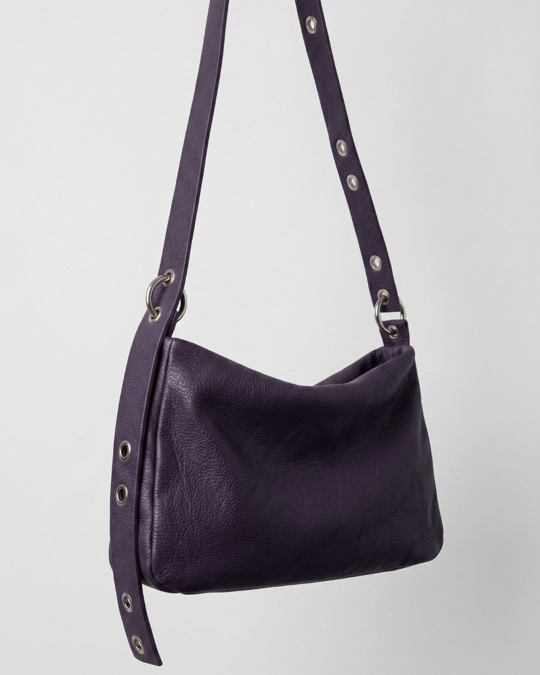 Loli - Medium leather handbag with strap and multiposition carabiners