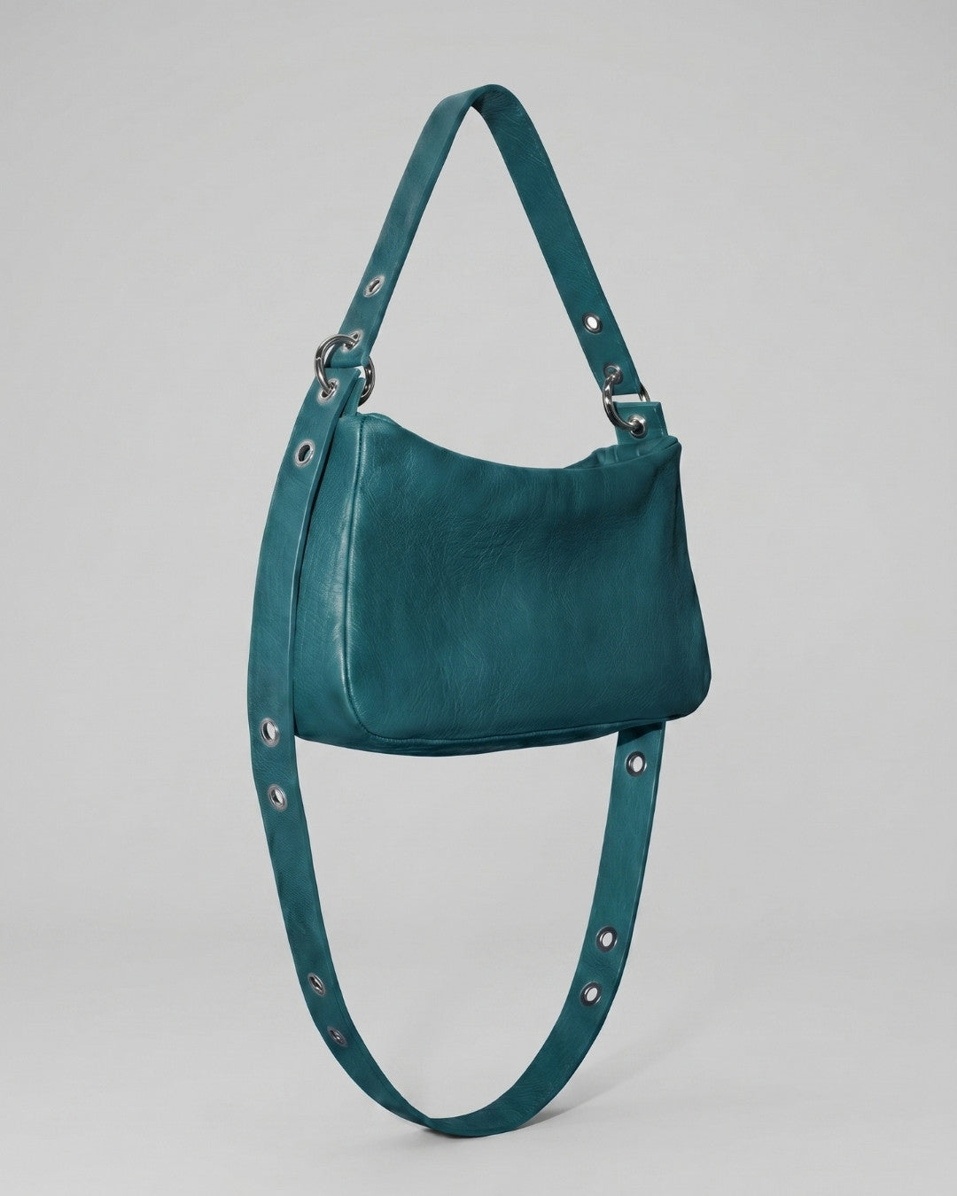 Loli - Medium leather handbag with strap and multiposition carabiners