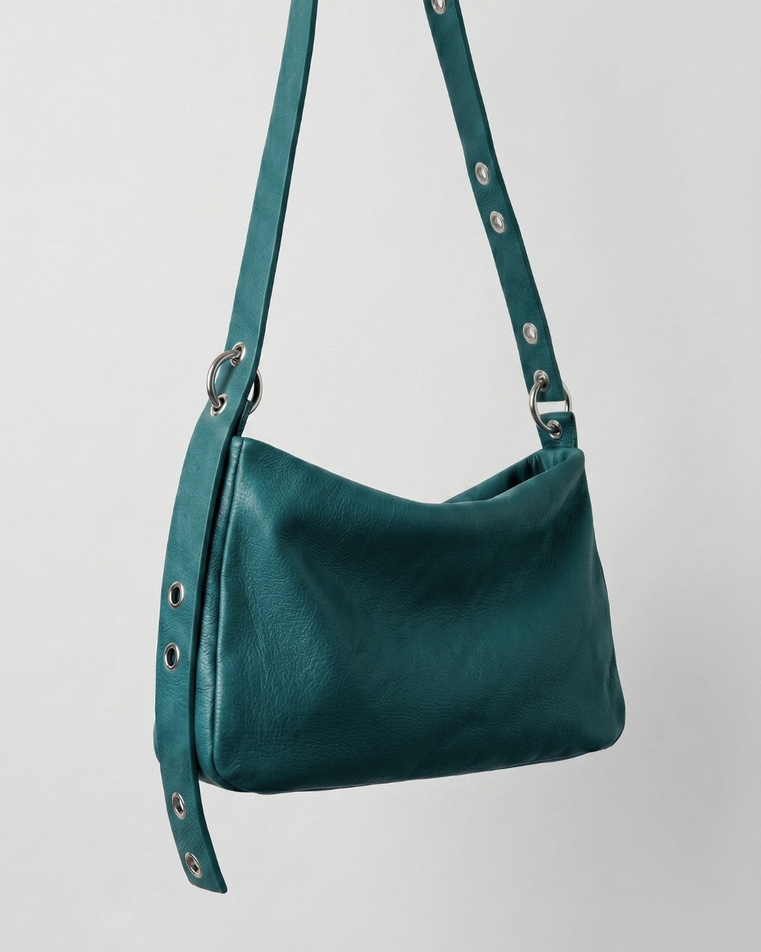 Loli - Medium leather handbag with strap and multiposition carabiners