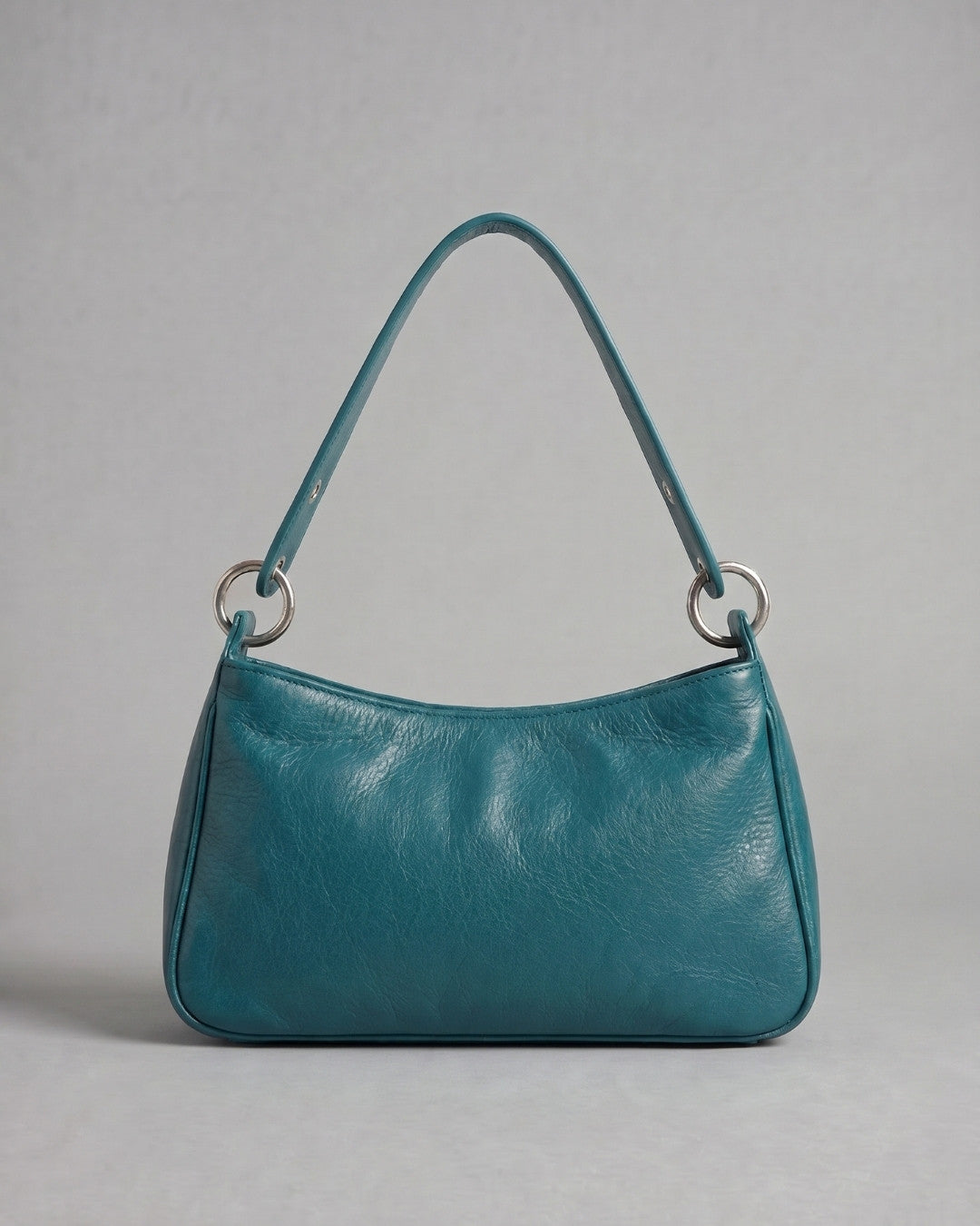 Loli - Medium leather handbag with strap and multiposition carabiners
