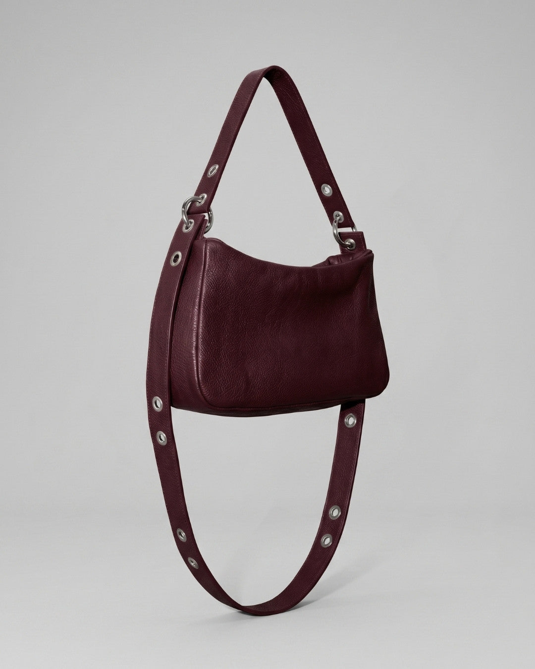 Loli - Medium leather handbag with strap and multiposition carabiners