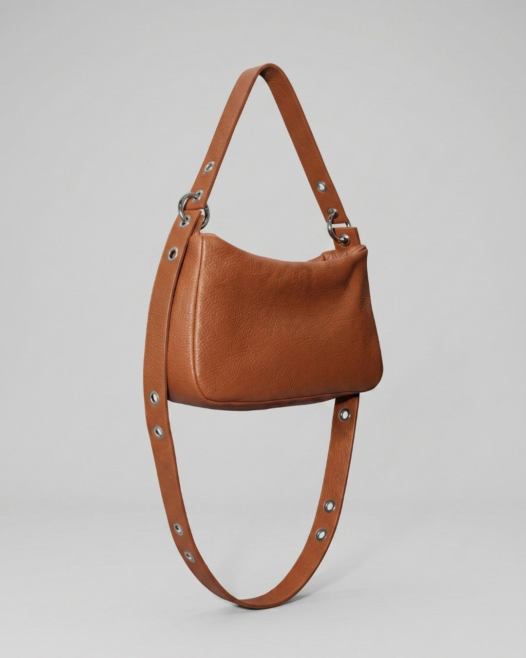 Loli - Medium leather handbag with strap and multiposition carabiners