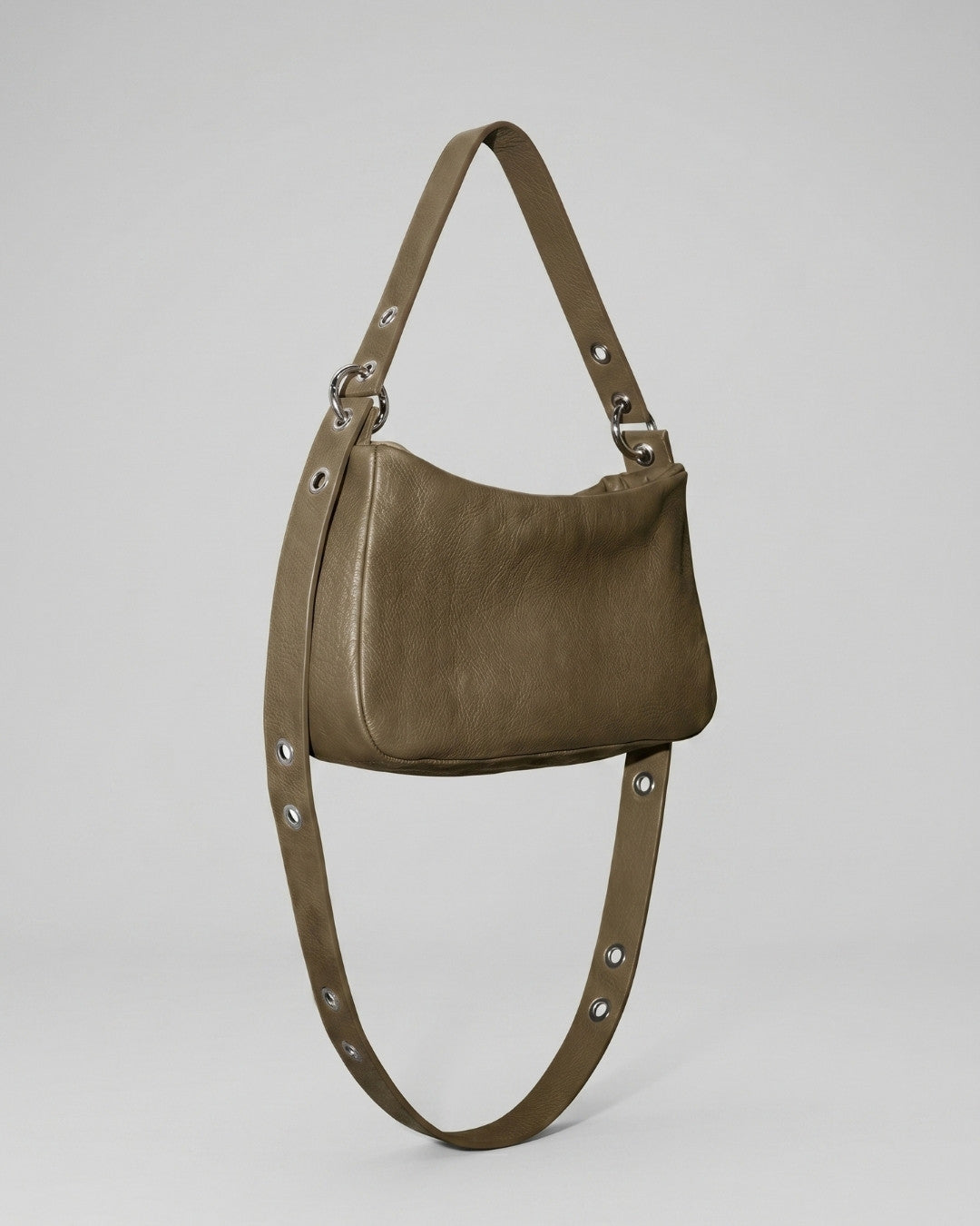Loli - Medium leather handbag with strap and multiposition carabiners