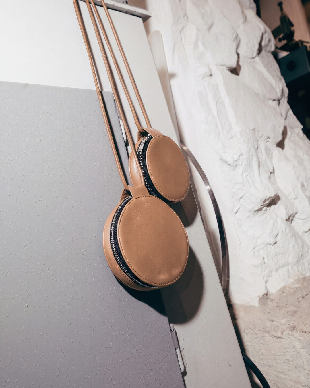 ALMITA · Accesorio en piel Arena Oscuro Hidro · Labienhecha