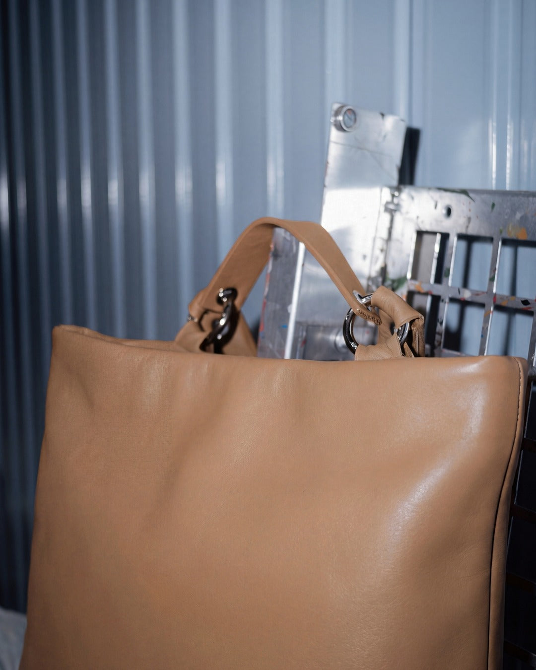 Asa manual extra en piel Arena Oscuro Hidro para mochilas Dolores · Labienhecha