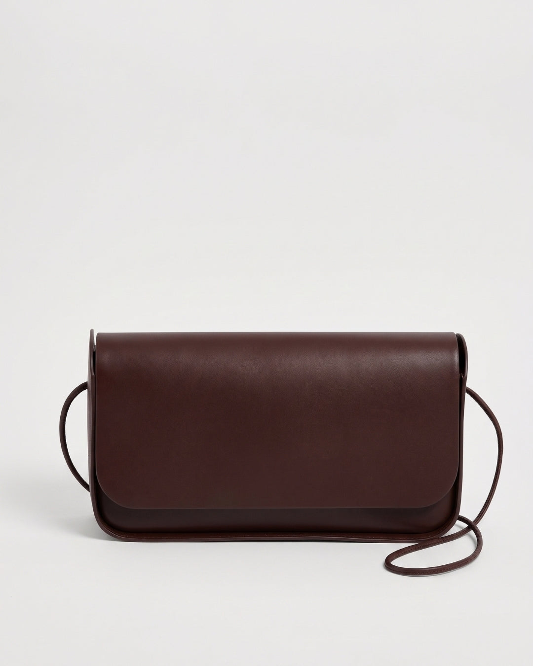 Antonina en piel Chocolate · bolso con solapa de piel de curtición vegetal, hecho a mano en Málaga · Labienhecha