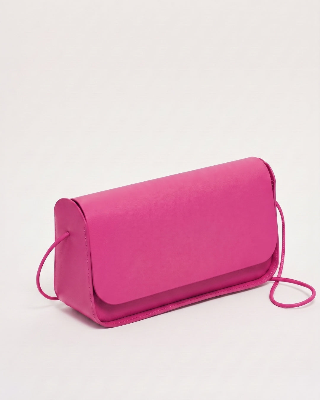 Antonina en piel Fresa · bolso con solapa de piel de curtición vegetal, hecho a mano en Málaga · Labienhecha