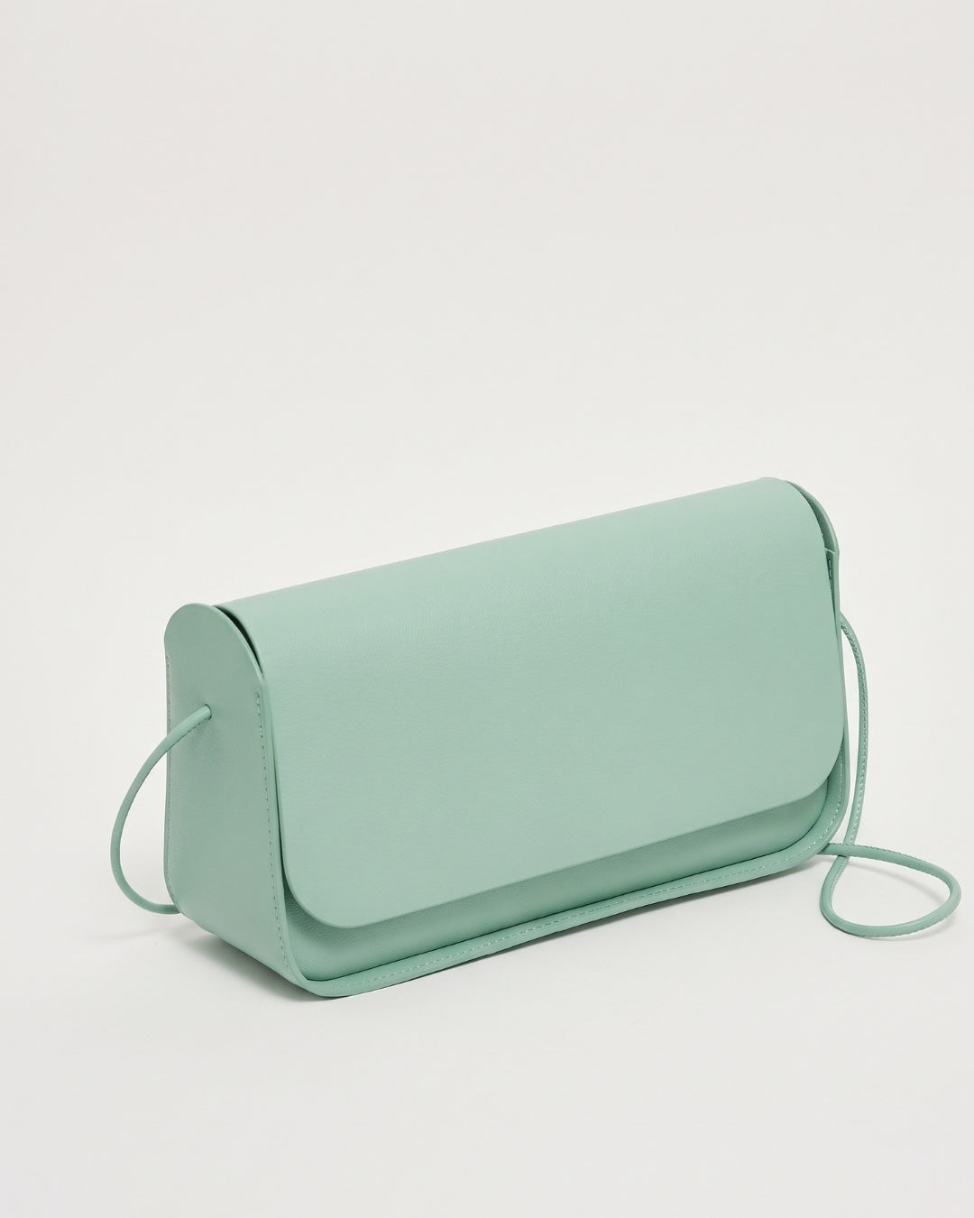 Antonina en piel Jade · bolso con solapa de piel de curtición vegetal, hecho a mano en Málaga · Labienhecha