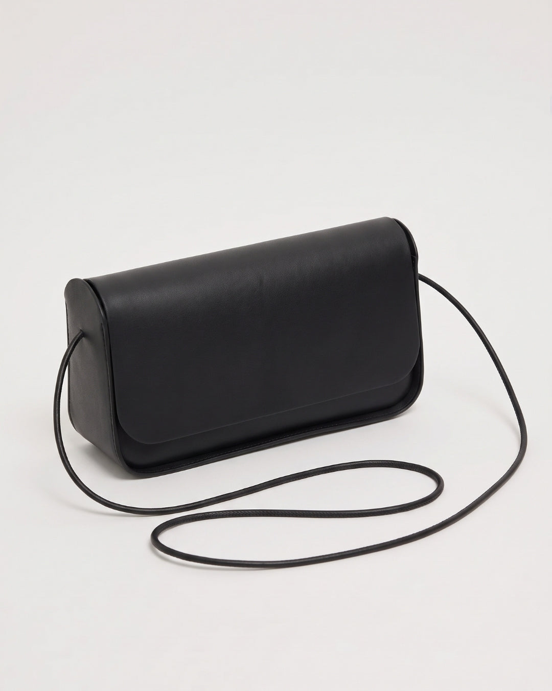 Antonina en piel Negro · bolso con solapa de piel de curtición vegetal, hecho a mano en Málaga · Labienhecha