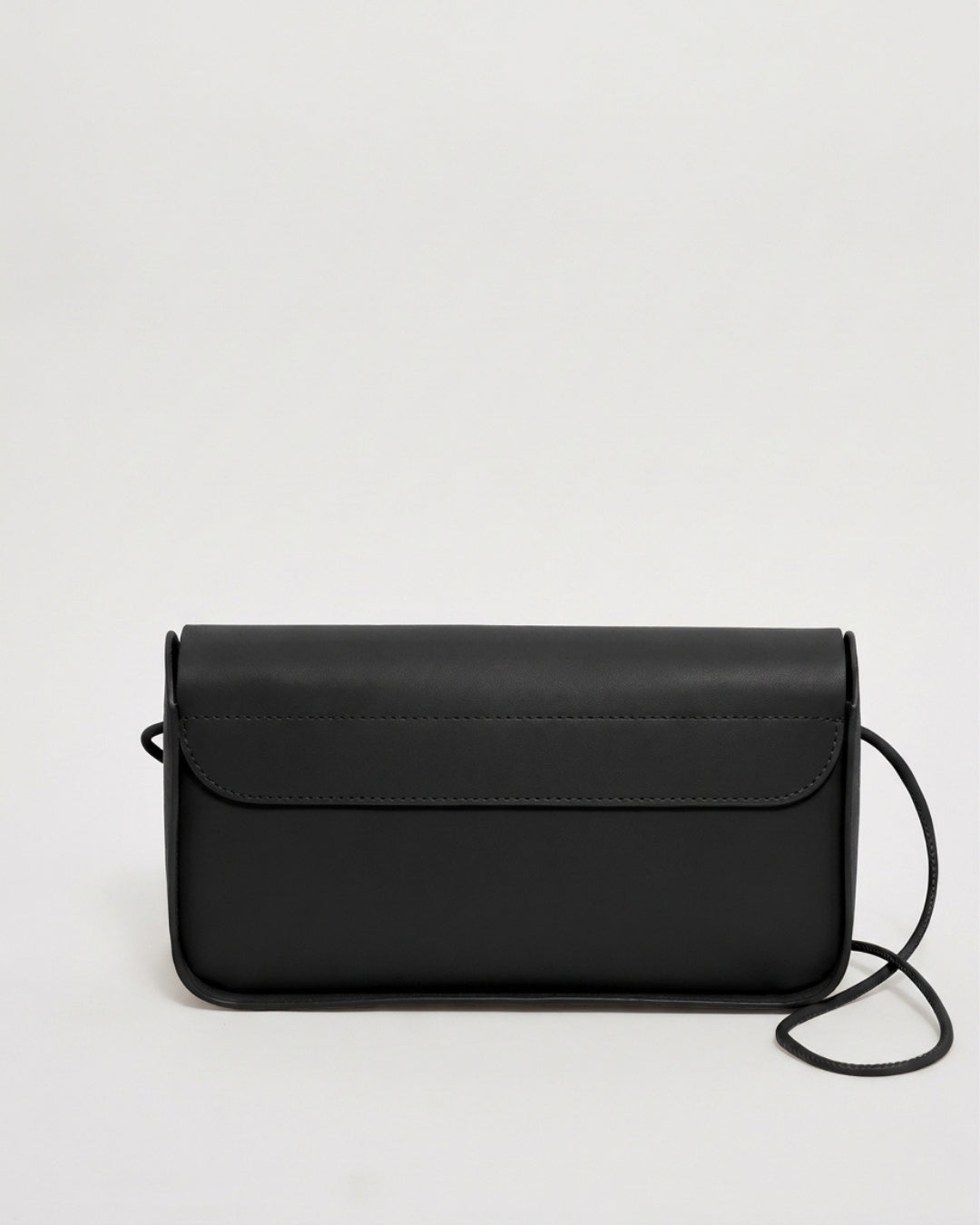 Antonina en piel Negro · bolso con solapa de piel de curtición vegetal, hecho a mano en Málaga · Labienhecha