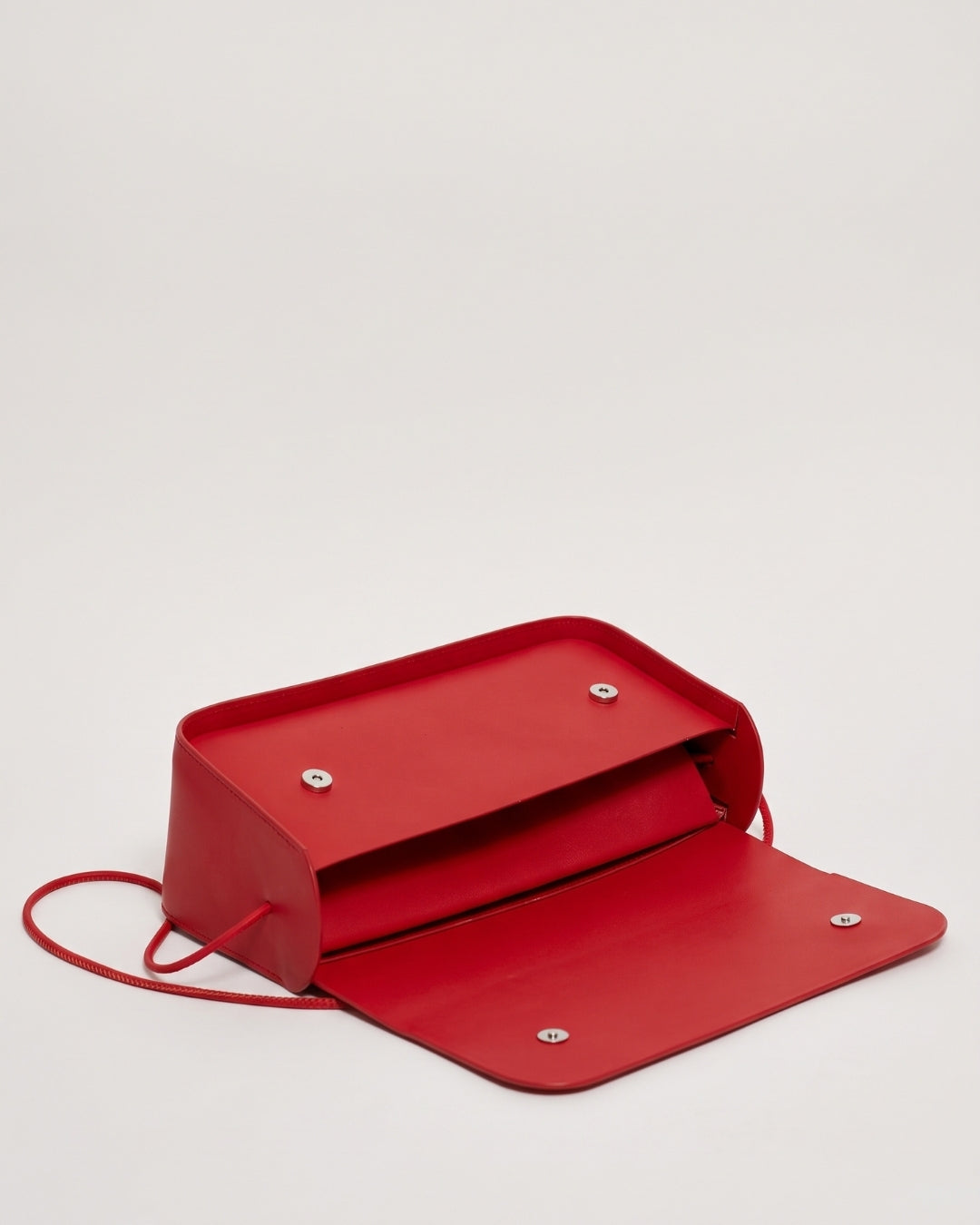 Antonina en piel Rojo · bolso con solapa de piel de curtición vegetal, hecho a mano en Málaga · Labienhecha