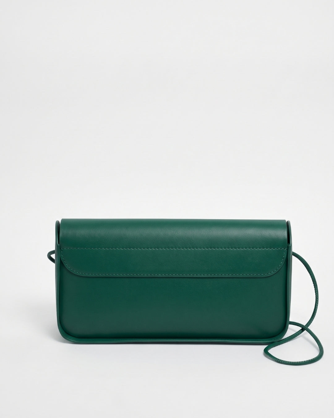 Antonina en piel Verde Esperanza · bolso con solapa de piel de curtición vegetal, hecho a mano en Málaga · Labienhecha