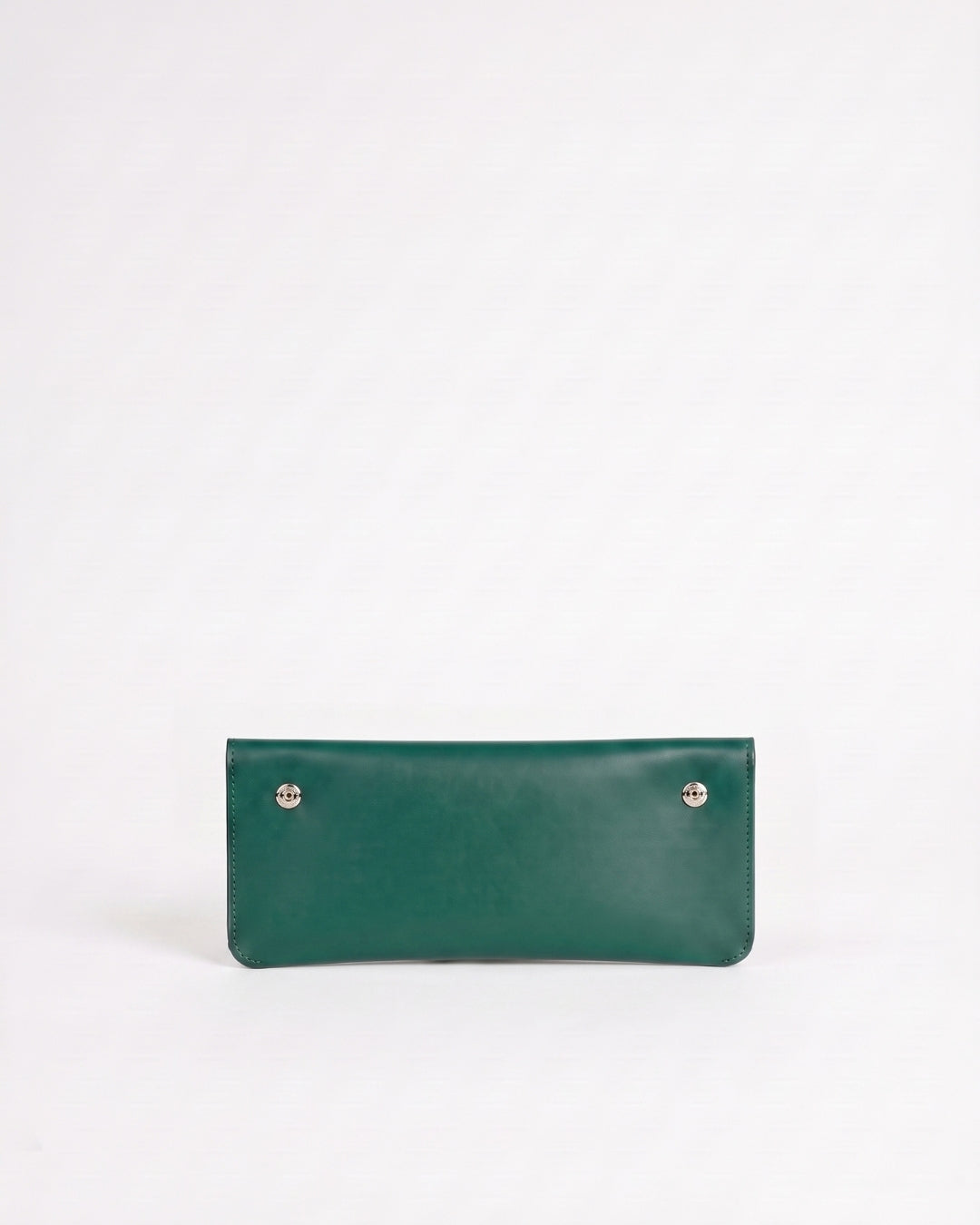 Antonina en piel Verde Esperanza · bolso con solapa de piel de curtición vegetal, hecho a mano en Málaga · Labienhecha
