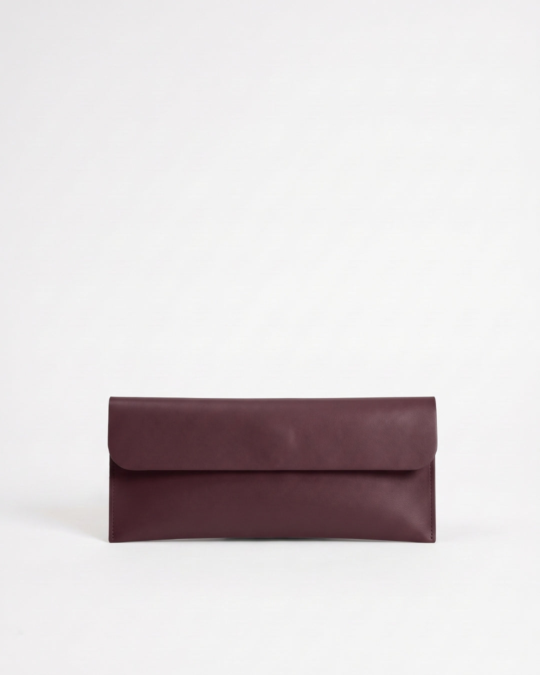 Antonina en piel Vino · bolso con solapa de piel de curtición vegetal, hecho a mano en Málaga · Labienhecha