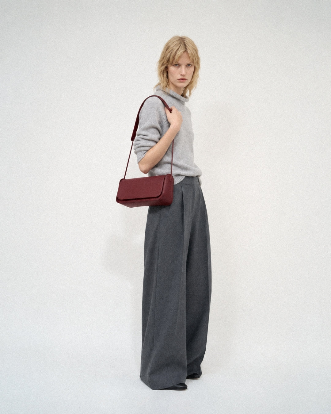 Antonina en piel Vino · bolso con solapa de piel de curtición vegetal, hecho a mano en Málaga · Labienhecha