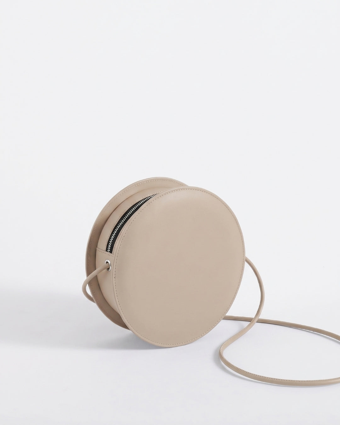 Marcelina in Pearl Gray leather · round bag in vegetable-tanned leather, handmade in Málaga · Labienhecha