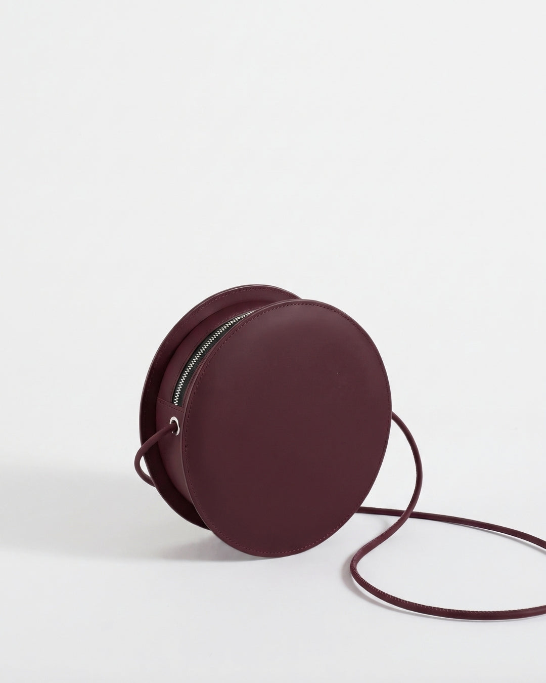 Marcelina in Wine leather · round bag in vegetable-tanned leather, handmade in Málaga · Labienhecha