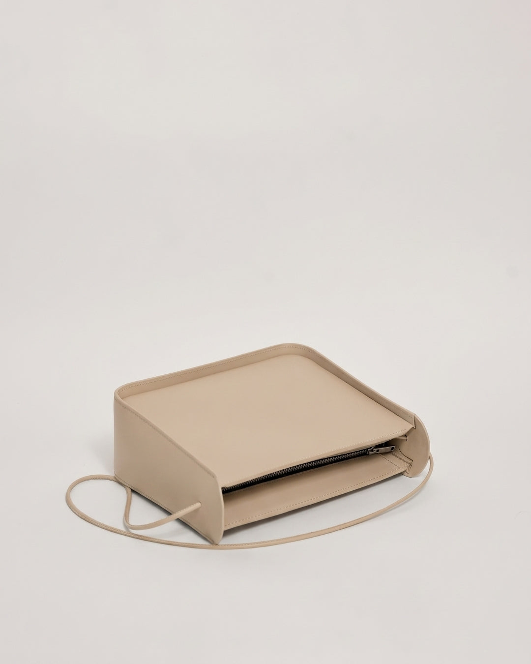 Ximena in Pearl Gray leather · medium bag in vegetable-tanned leather, handmade in Málaga · Labienhecha