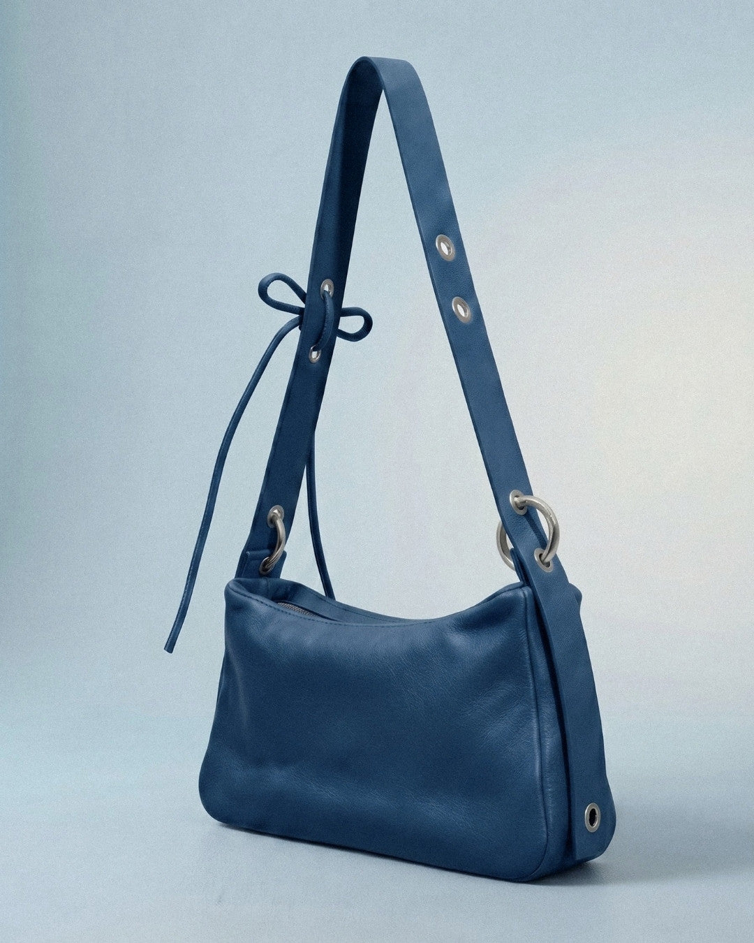 MariLoli - Large leather handbag with strap and multiposition carabiners