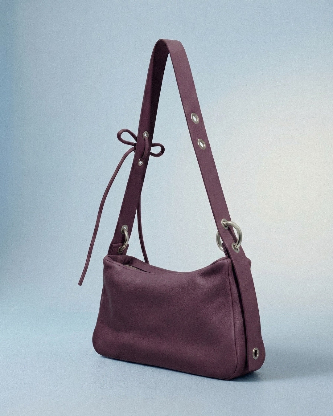 MariLoli - Large leather handbag with strap and multiposition carabiners