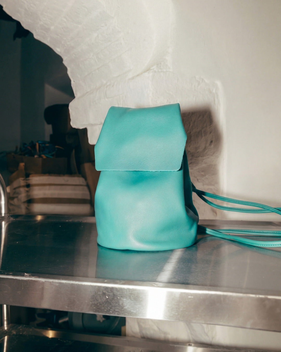 IRENE · LA BEBÉ · Mini mochila en piel Aguamarina Hidro · Labienhecha