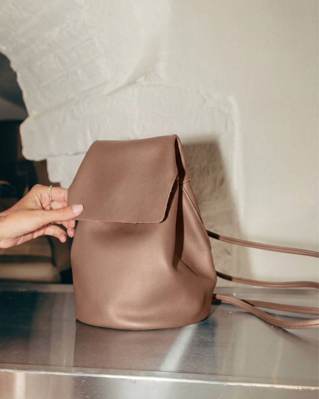IRENE · LA BEBÉ · Mini mochila en piel Arena Oscuro Hidro · Labienhecha