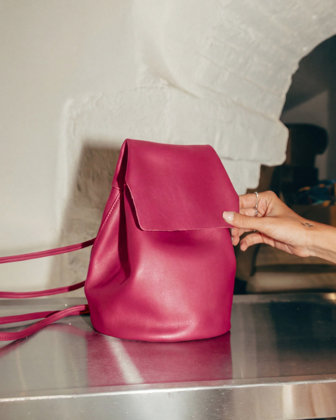 IRENE · LA BEBÉ · Mini mochila en piel Fresa Hidro · Labienhecha