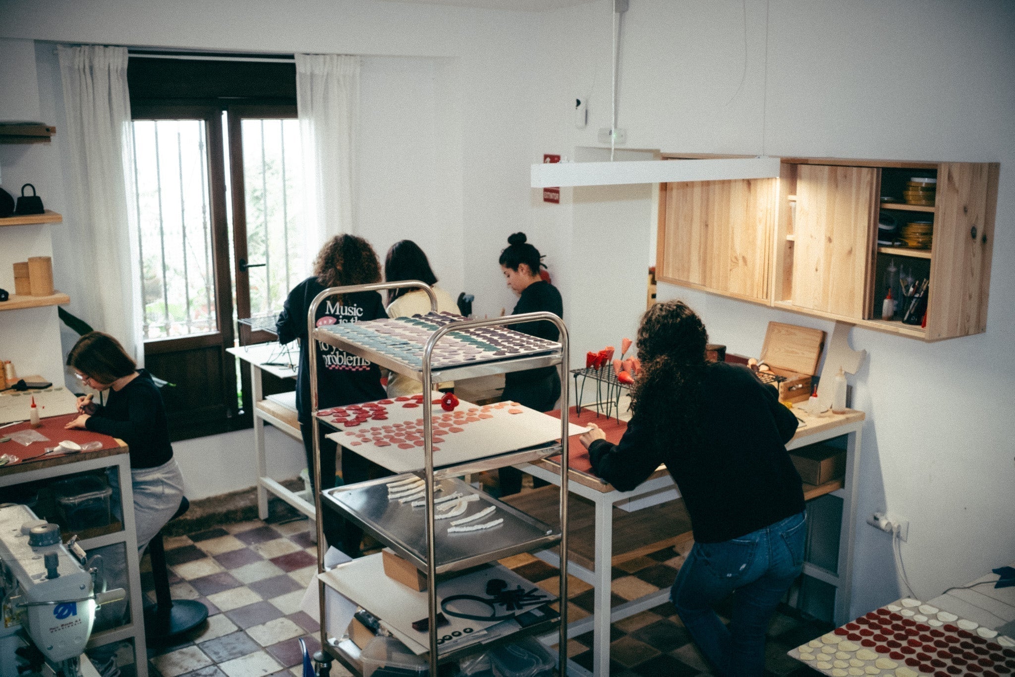 El equipo de mujeres de Labienhecha trabajando en el taller