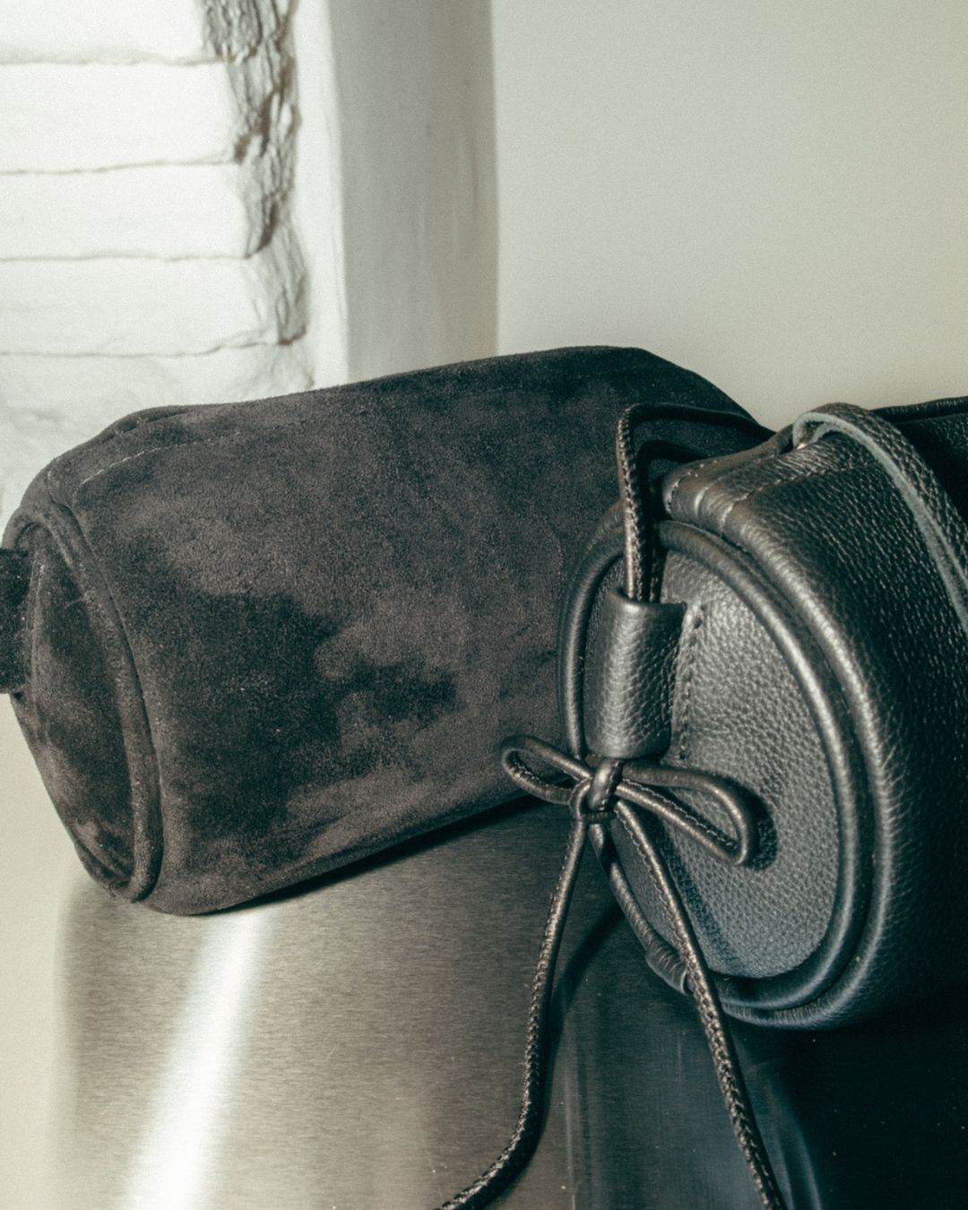 Alma en serraje, tacto aterciopelado, junto a la versión en piel