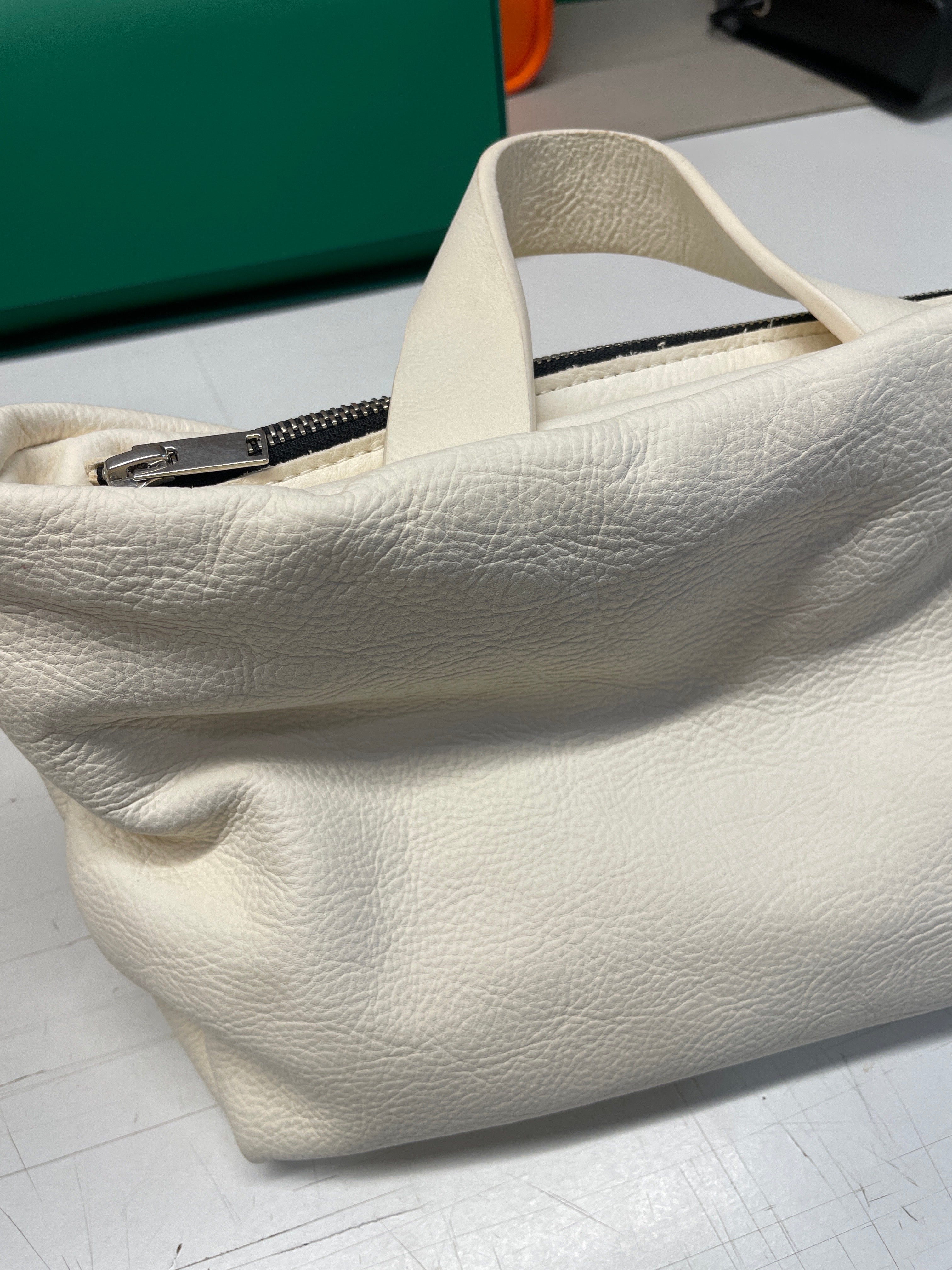 BOLSOS CON HISTORIA (RUPTURA) - JUANI - Bolso Piel blanca (TARA)