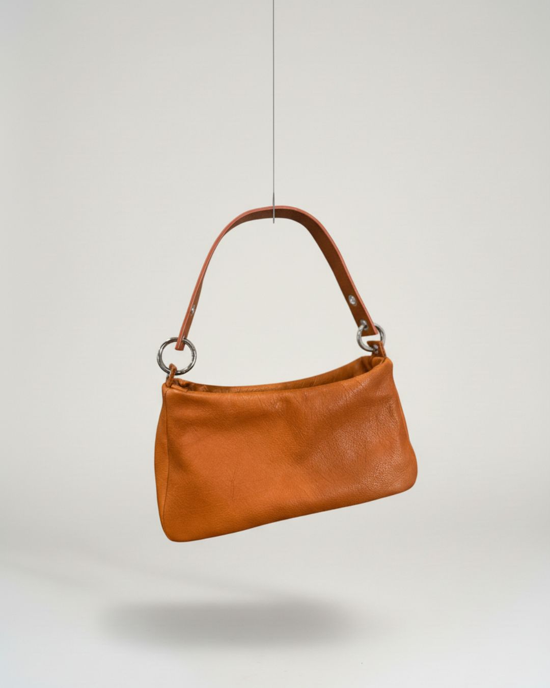 Loli - Bolso mediano en piel con correa y mosquetones multiposición