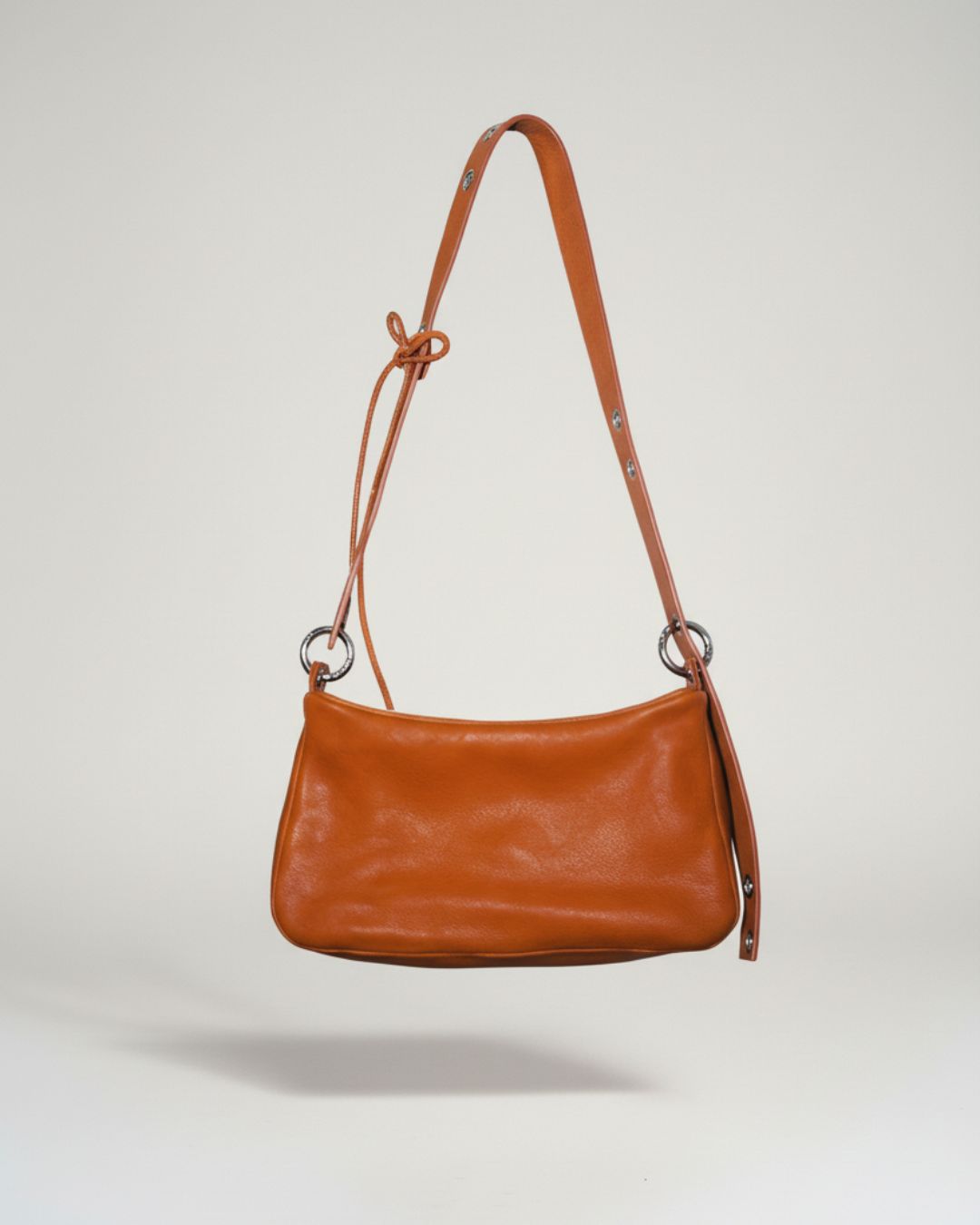 Loli - Bolso mediano en piel con correa y mosquetones multiposición