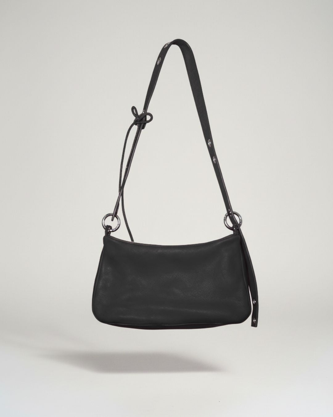 Loli - Bolso mediano en piel con correa y mosquetones multiposición