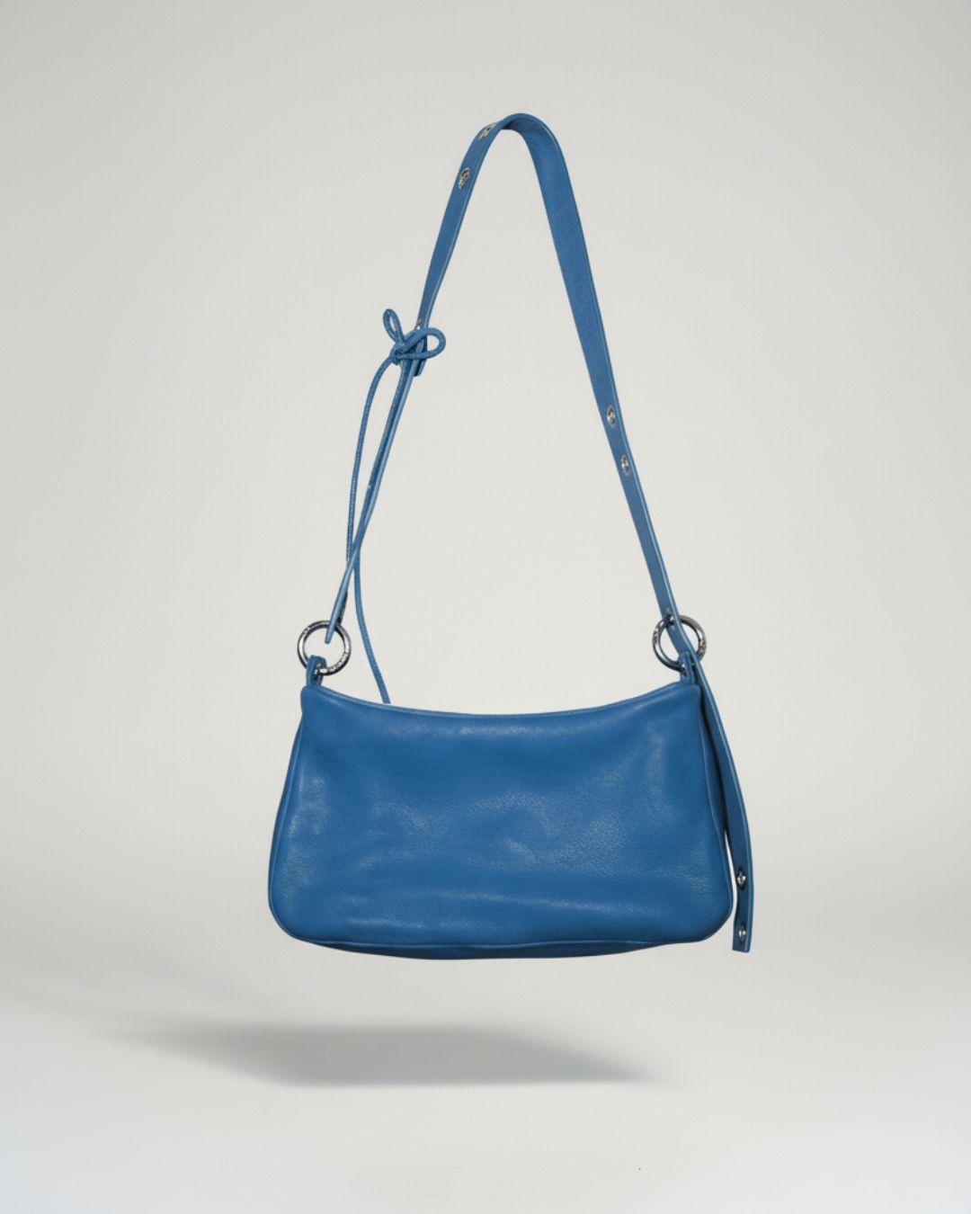 Loli - Bolso mediano en piel con correa y mosquetones multiposición