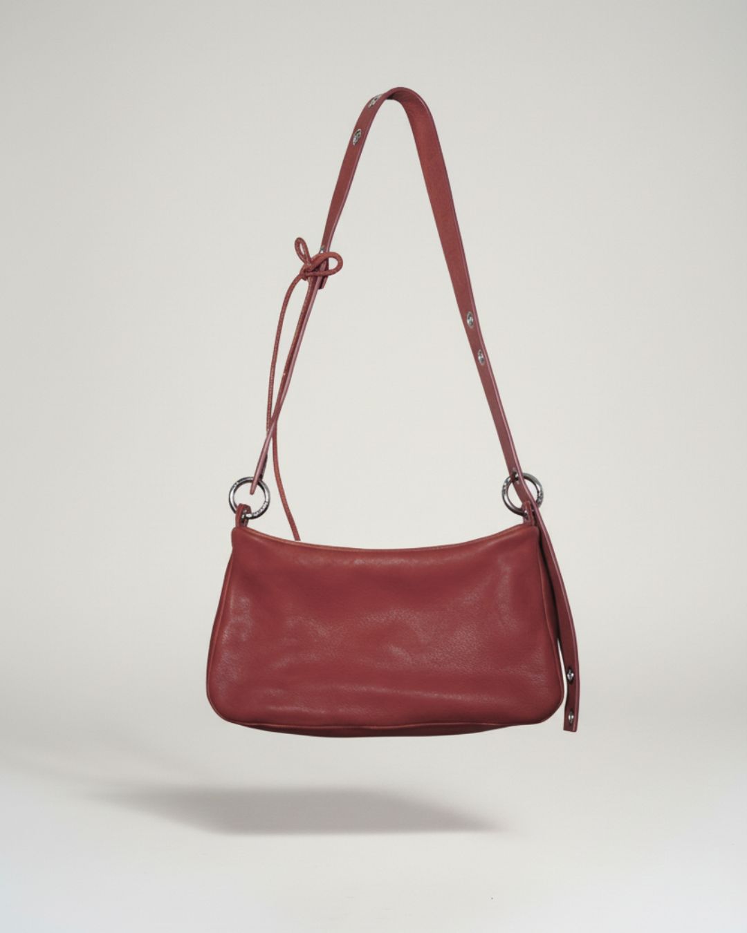 Loli - Bolso mediano en piel con correa y mosquetones multiposición