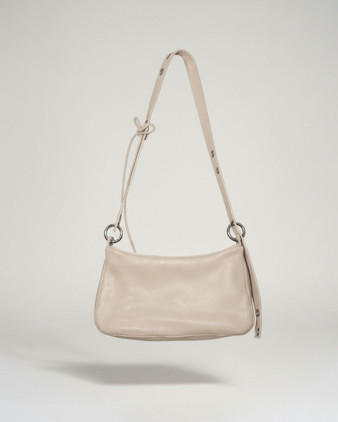 Loli - Bolso mediano en piel con correa y mosquetones multiposición