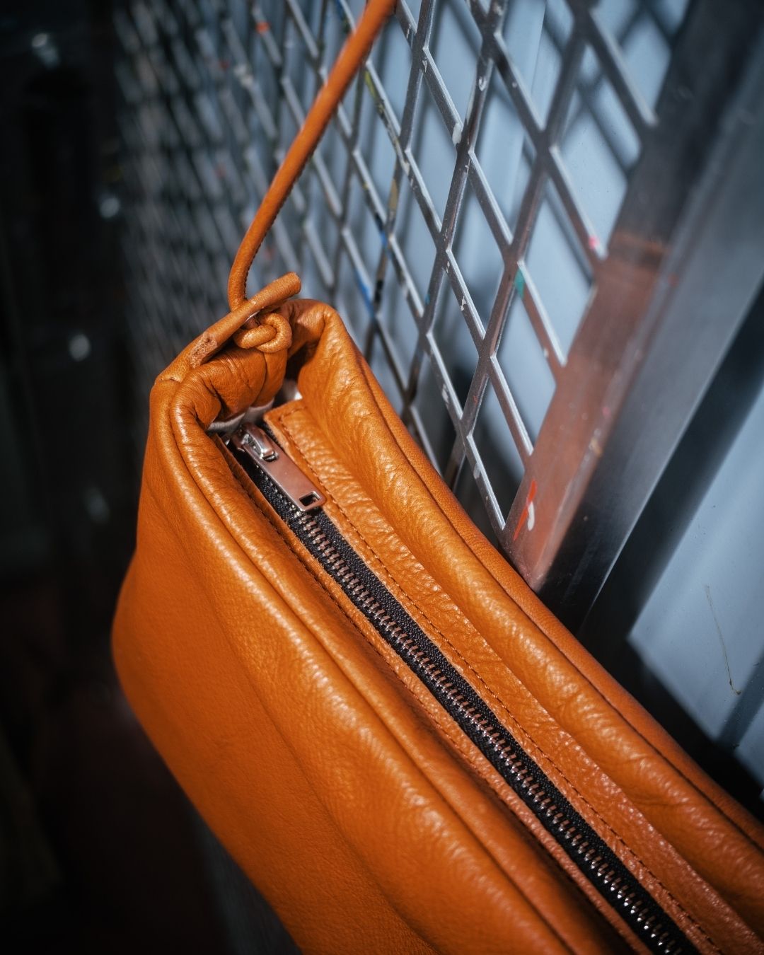 BOLSOS CON HISTORIA (RUPTURA) - Loli - Bolso mediano en piel con cordón (TARA)