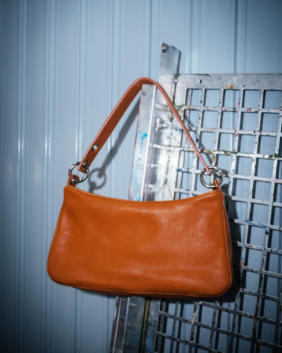 Loli - Bolso mediano en piel con correa y mosquetones multiposición