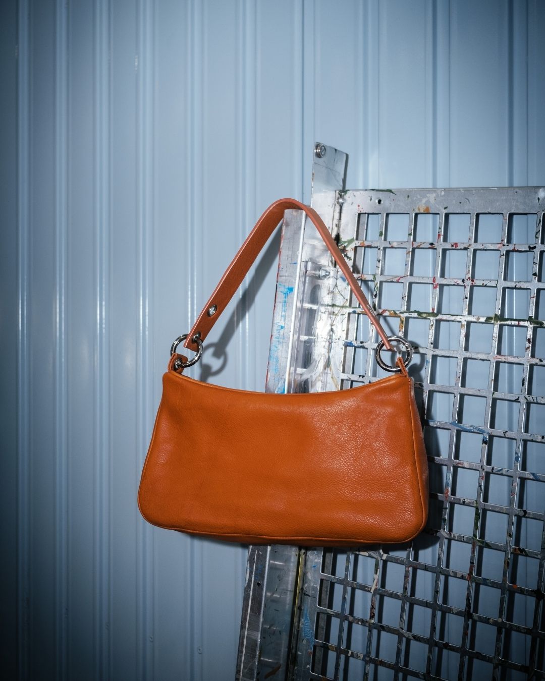 Loli - Bolso mediano en piel con correa y mosquetones multiposición