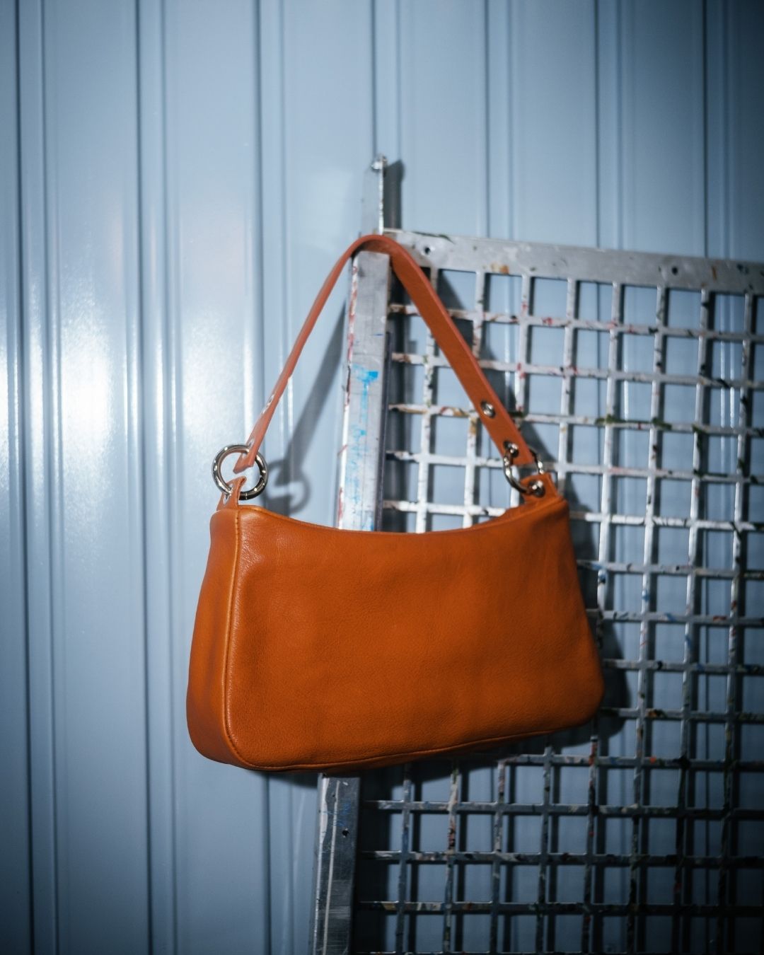 Loli - Bolso mediano en piel con correa y mosquetones multiposición