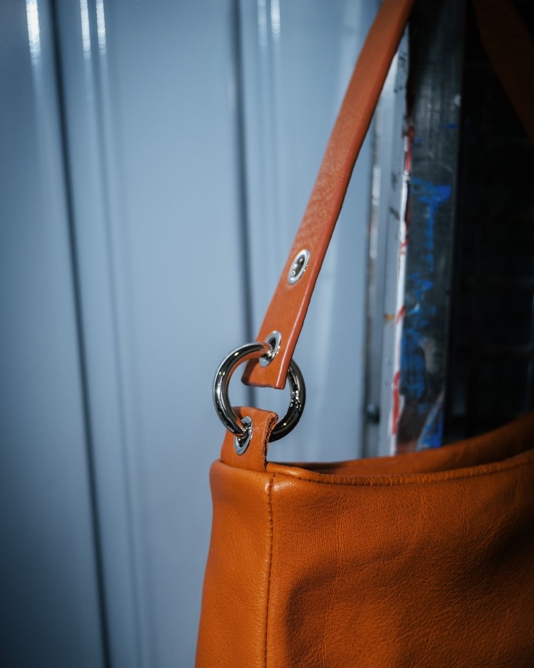 Loli - Bolso mediano en piel con correa y mosquetones multiposición