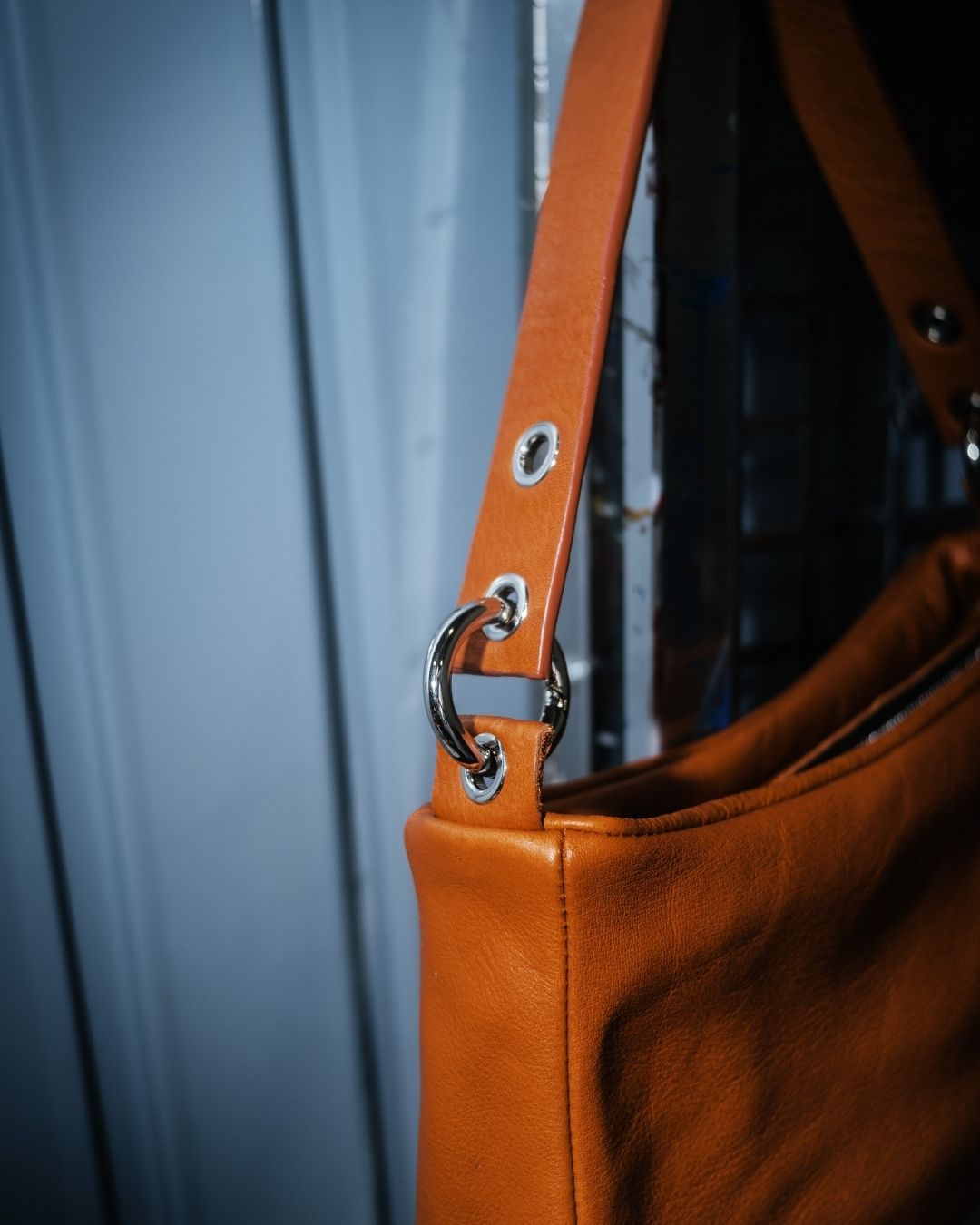 Loli - Bolso mediano en piel con correa y mosquetones multiposición