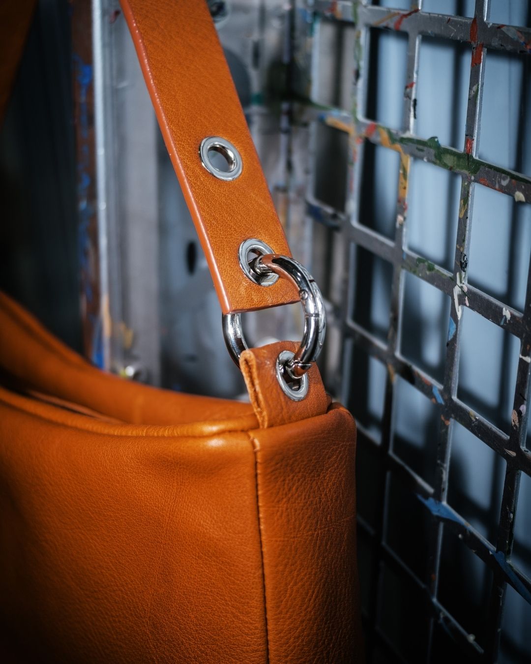 Loli - Bolso mediano en piel con correa y mosquetones multiposición