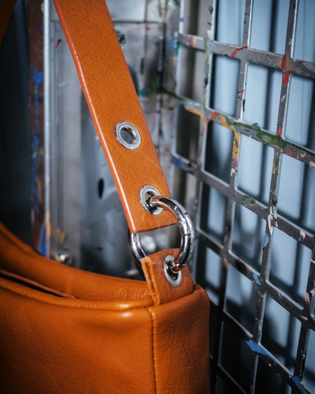 Loli - Bolso mediano en piel con correa y mosquetones multiposición